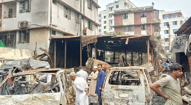 খিলগাঁওয়ে গ্যারেজপট্টির আগুনের উৎস নিয়ে রহস্য, ক্ষয়ক্ষতির পরিমান ‘অর্ধশত’ কোটি